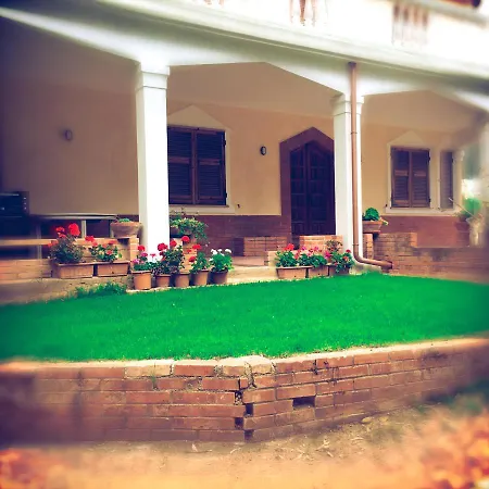 La Gallina Nel Castello לינה וארוחת בוקר אלבניה