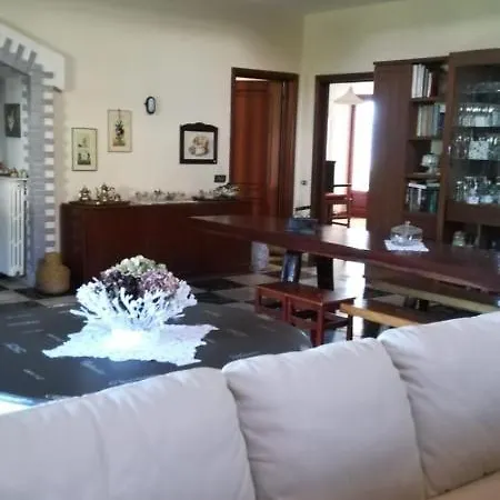 La Gallina Nel Castello אלבניה