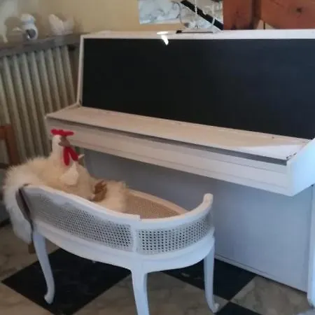 לינה וארוחת בוקר La Gallina Nel Castello אלבניה